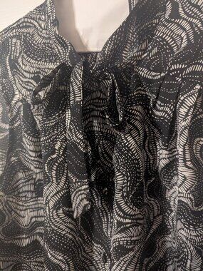 Women's sleeveless top, black and white, XXL $9.